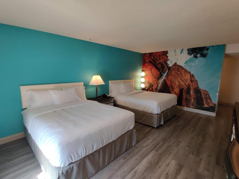 Clarion Pointe Fresno Near Yosemite Hotel Exterior photo