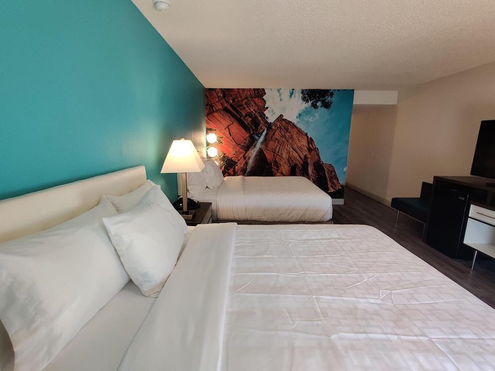 Clarion Pointe Fresno Near Yosemite Hotel Exterior photo