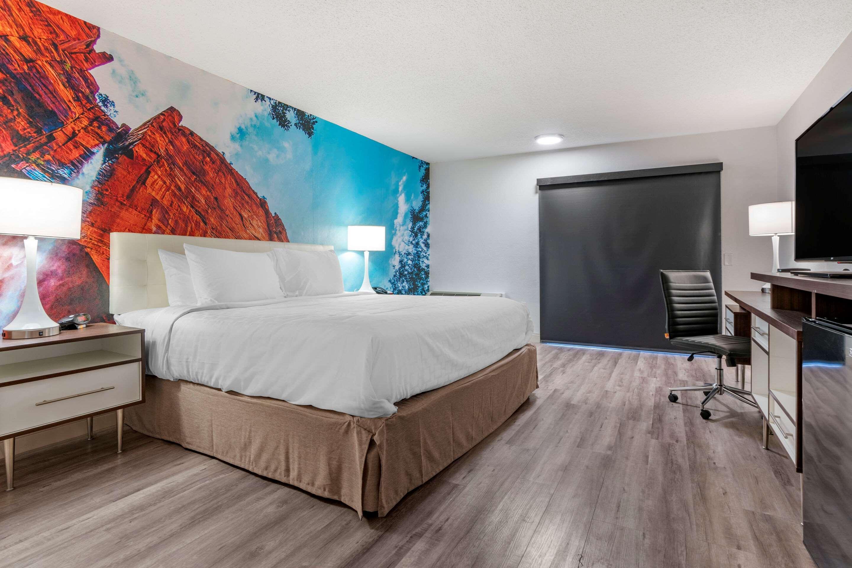 Clarion Pointe Fresno Near Yosemite Hotel Exterior photo