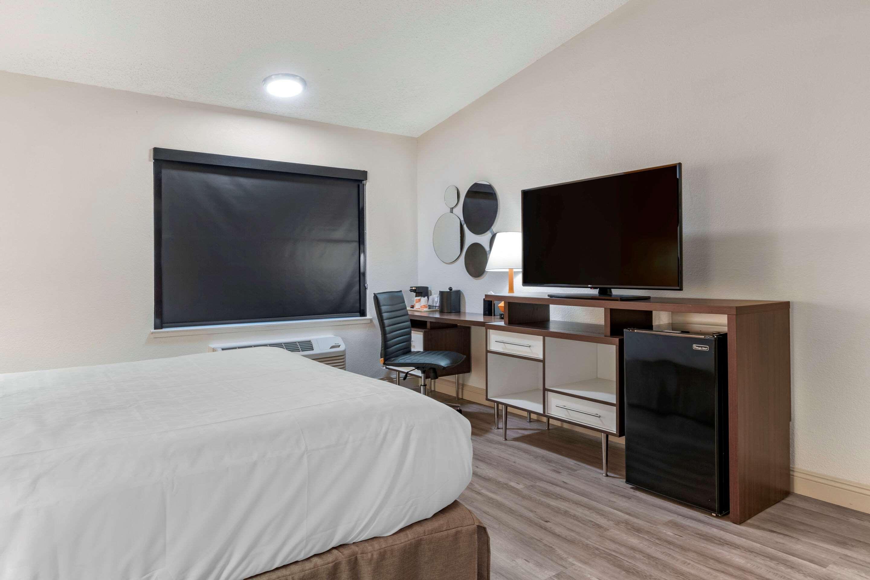Clarion Pointe Fresno Near Yosemite Hotel Exterior photo