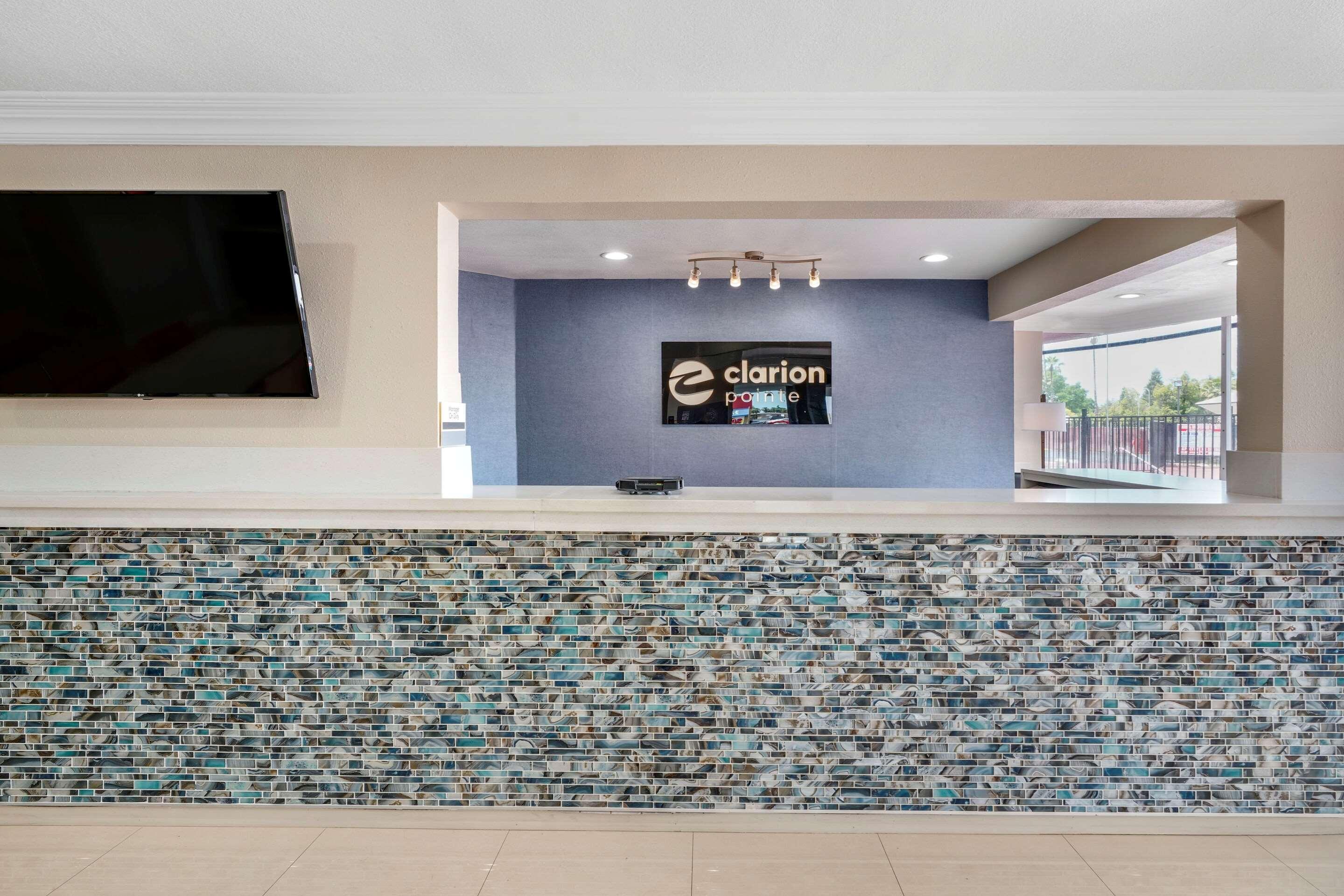 Clarion Pointe Fresno Near Yosemite Hotel Exterior photo