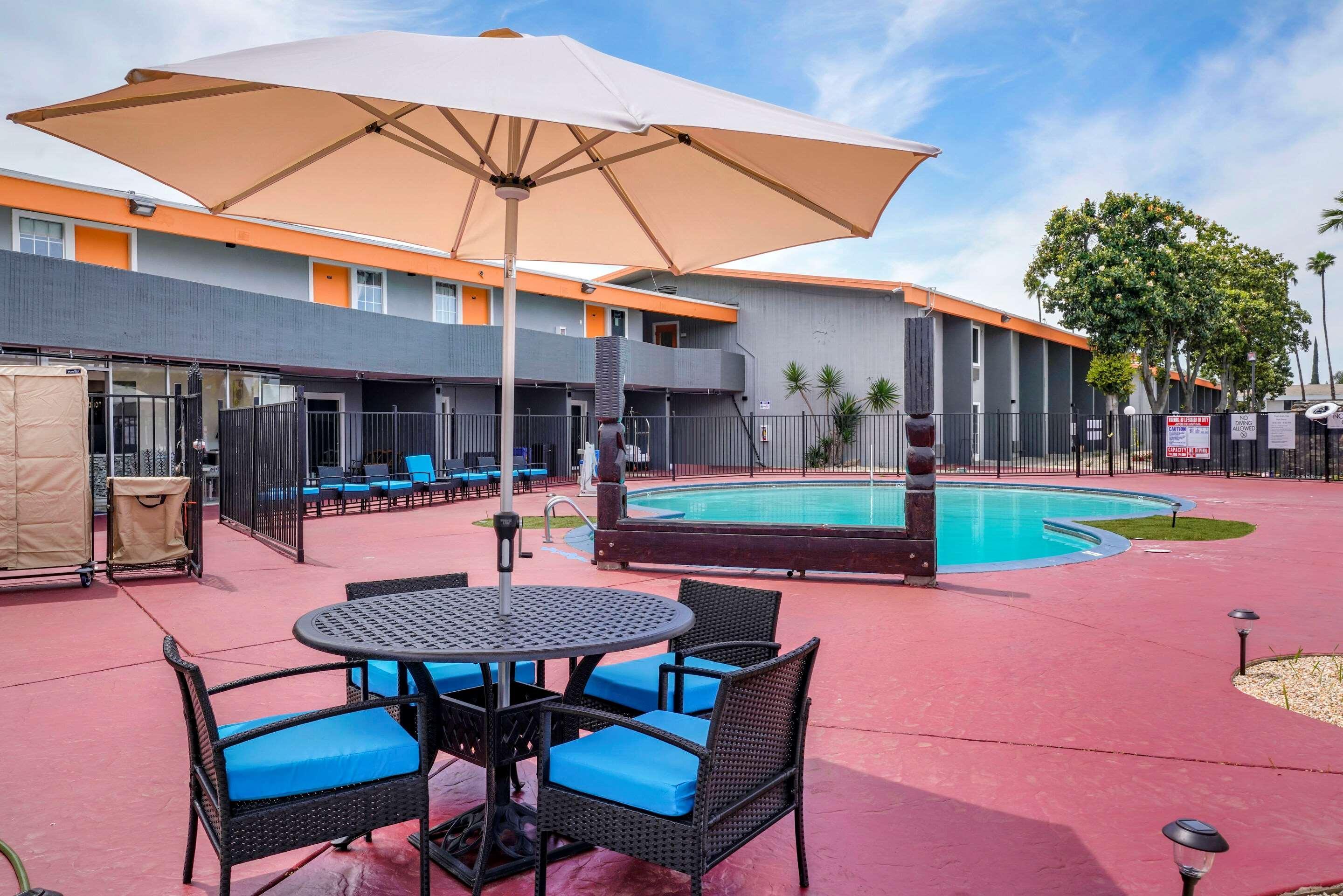 Clarion Pointe Fresno Near Yosemite Hotel Exterior photo