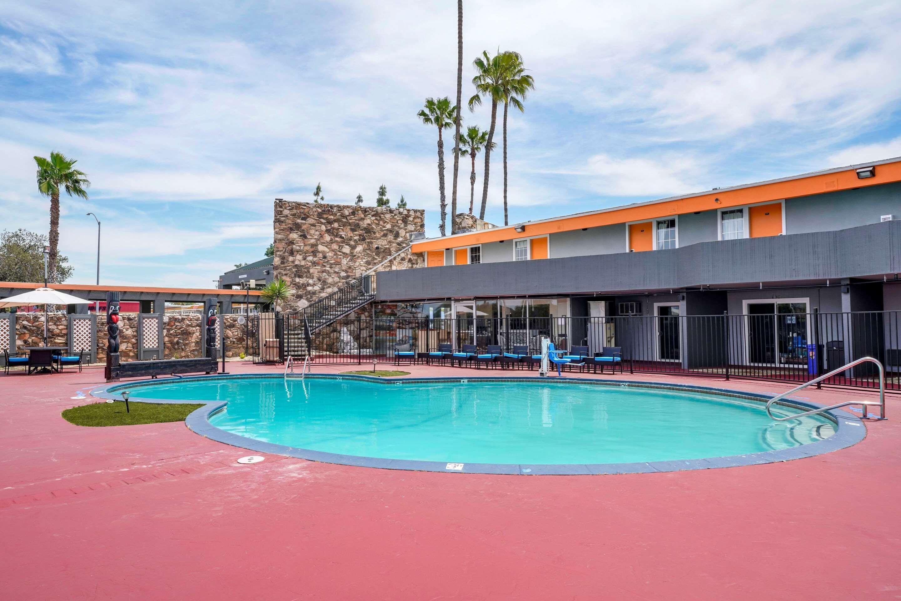 Clarion Pointe Fresno Near Yosemite Hotel Exterior photo