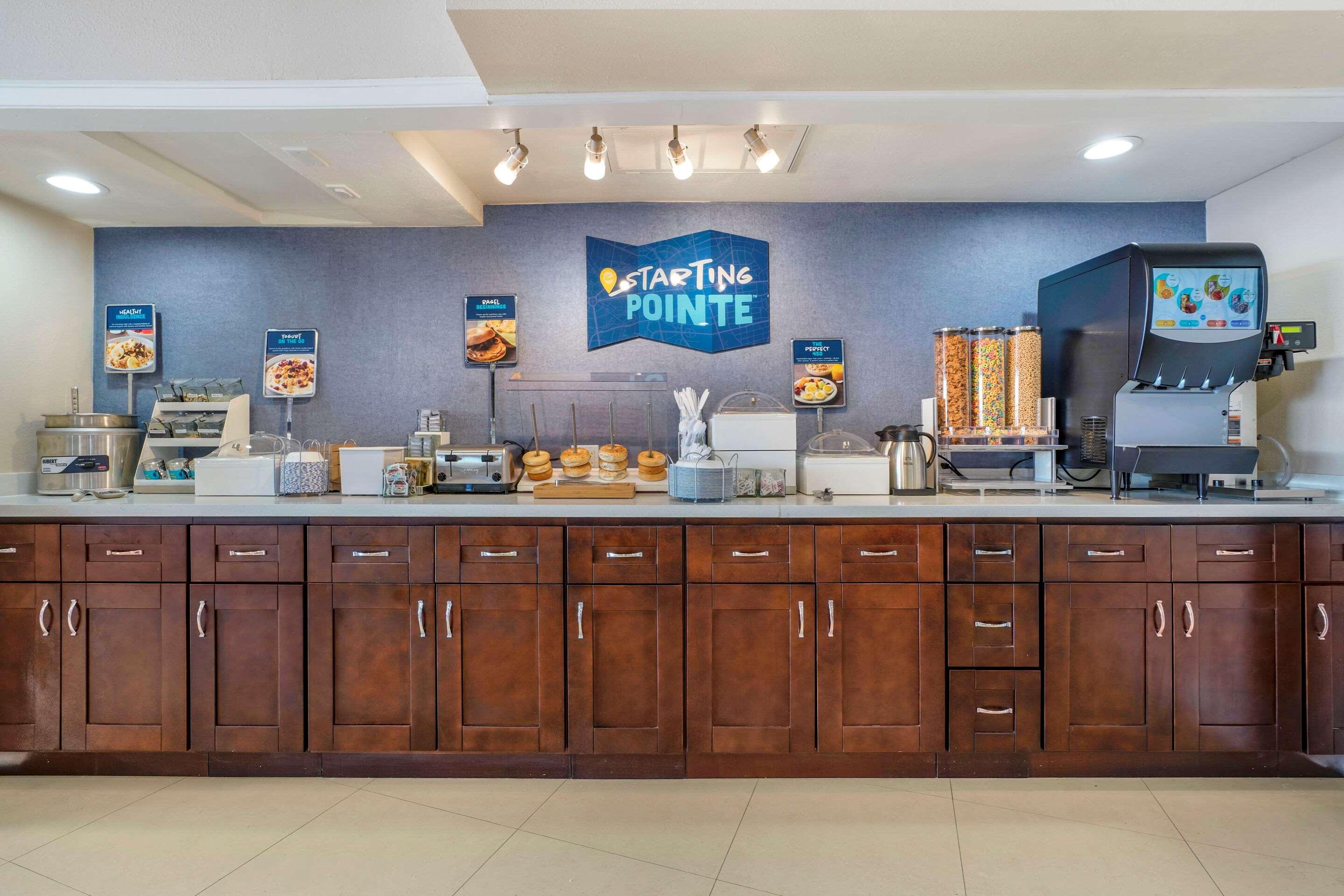 Clarion Pointe Fresno Near Yosemite Hotel Exterior photo