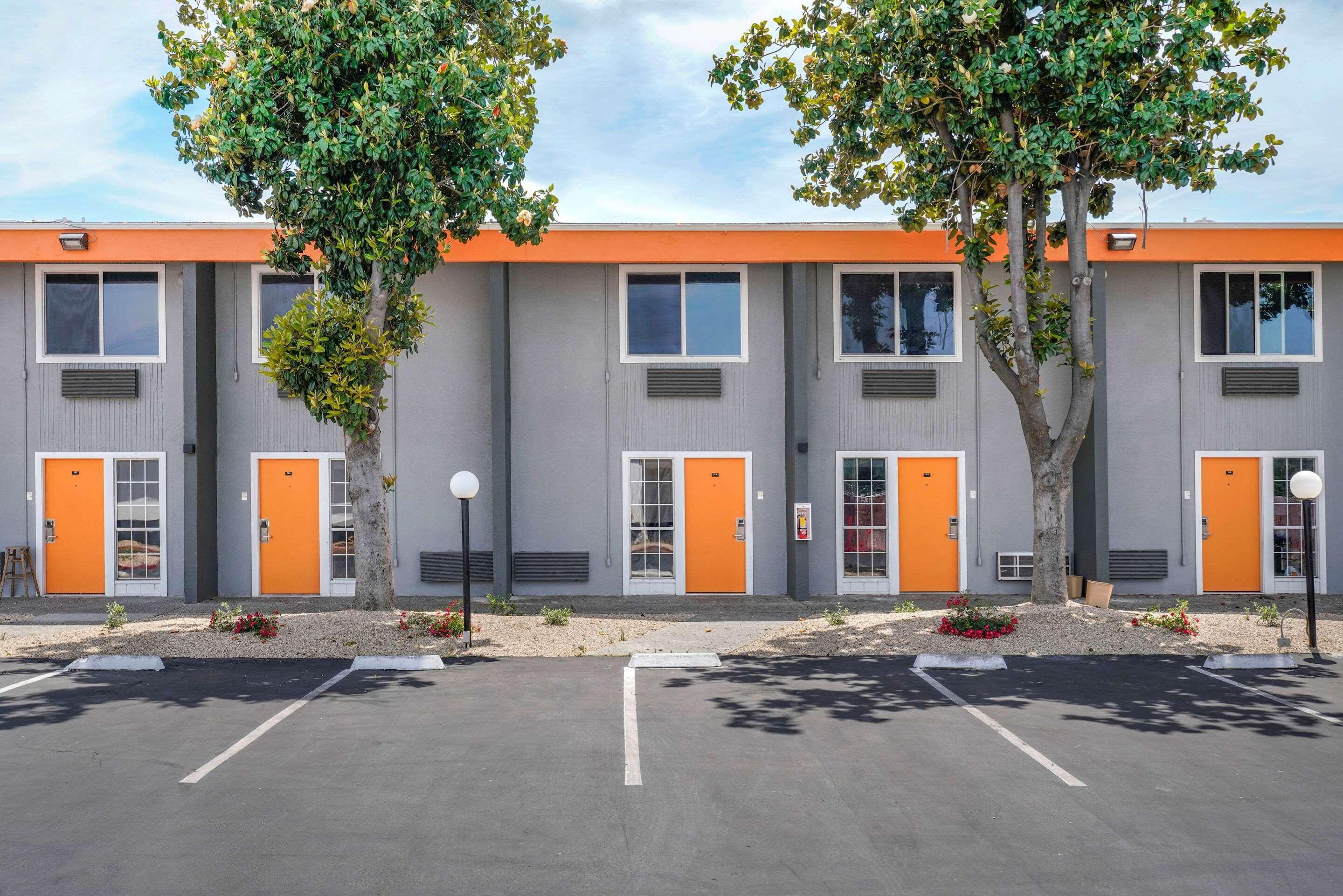 Clarion Pointe Fresno Near Yosemite Hotel Exterior photo