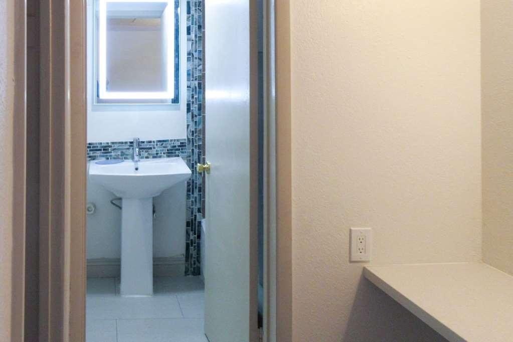 Clarion Pointe Fresno Near Yosemite Hotel Room photo