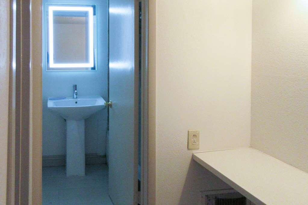Clarion Pointe Fresno Near Yosemite Hotel Room photo