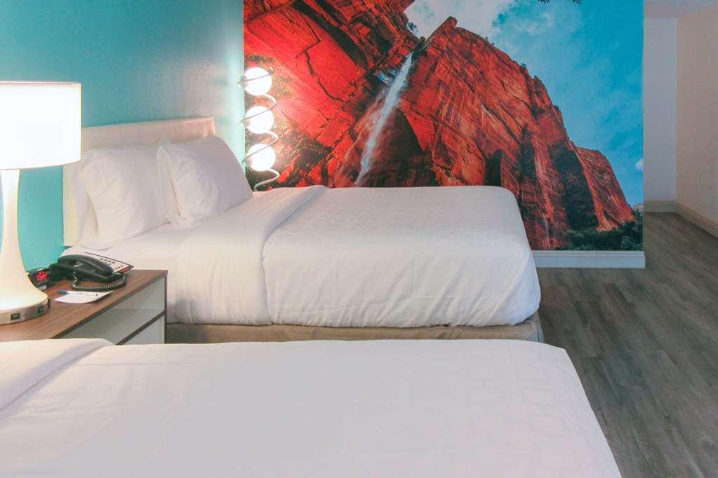 Clarion Pointe Fresno Near Yosemite Hotel Room photo