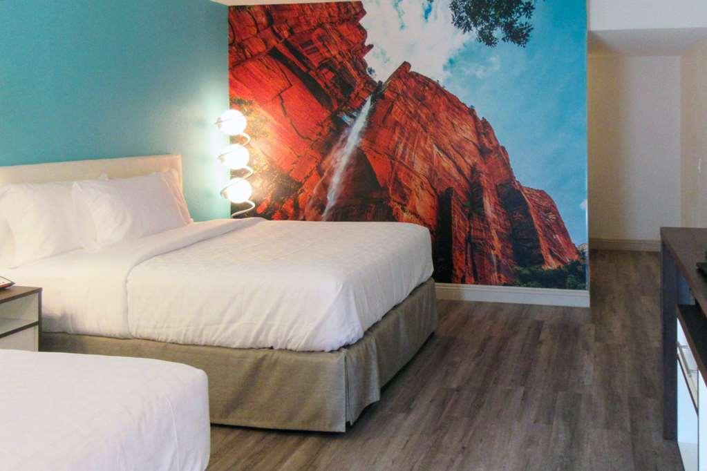 Clarion Pointe Fresno Near Yosemite Hotel Room photo