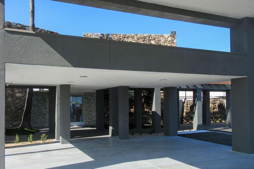 Clarion Pointe Fresno Near Yosemite Hotel Exterior photo