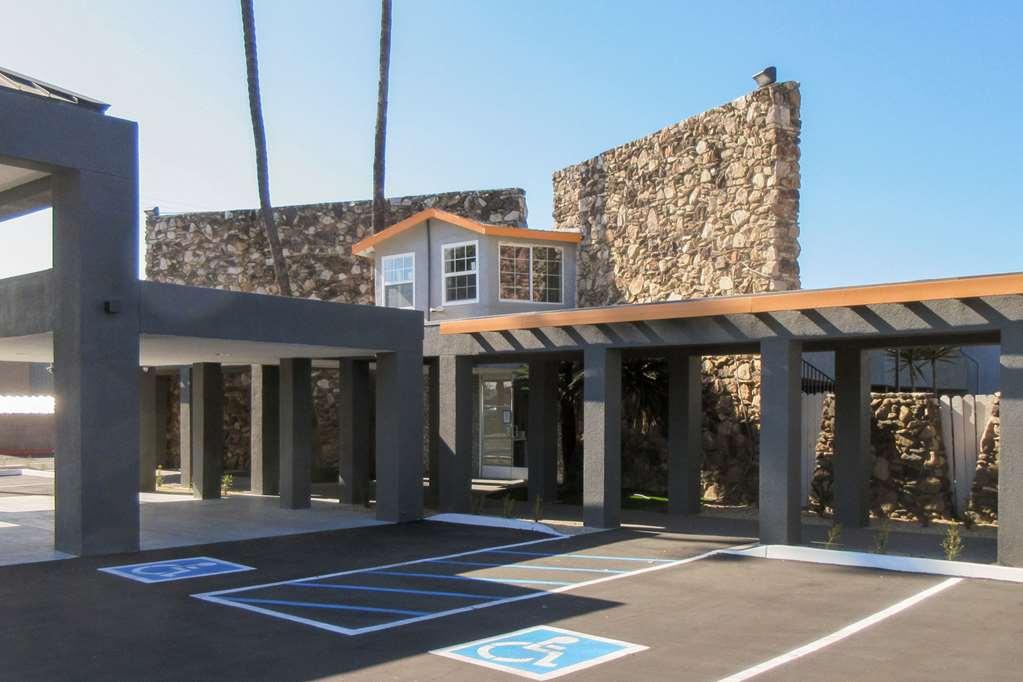 Clarion Pointe Fresno Near Yosemite Hotel Exterior photo