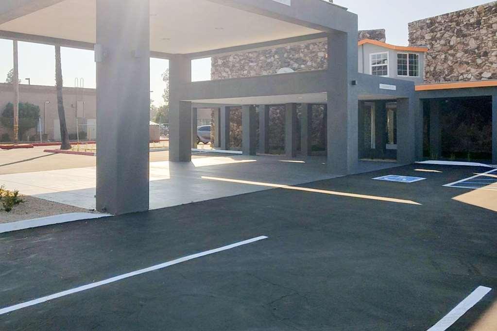 Clarion Pointe Fresno Near Yosemite Hotel Exterior photo