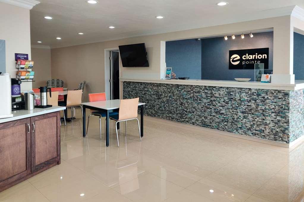 Clarion Pointe Fresno Near Yosemite Hotel Interior photo