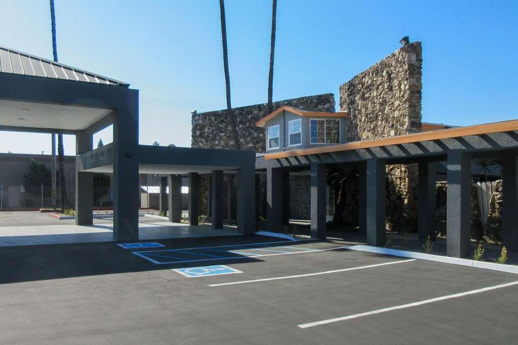 Clarion Pointe Fresno Near Yosemite Hotel Exterior photo