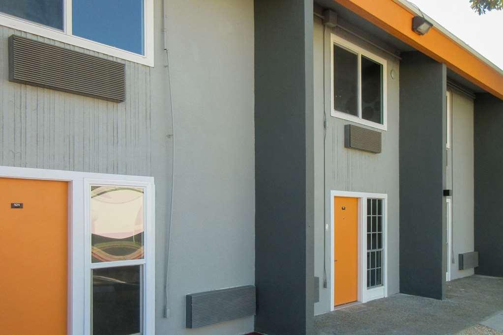 Clarion Pointe Fresno Near Yosemite Hotel Exterior photo