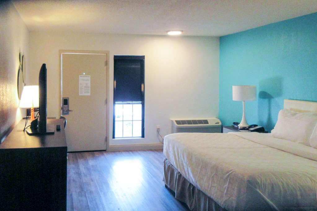 Clarion Pointe Fresno Near Yosemite Hotel Room photo