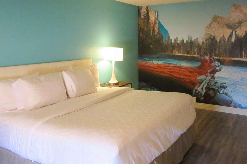 Clarion Pointe Fresno Near Yosemite Hotel Room photo