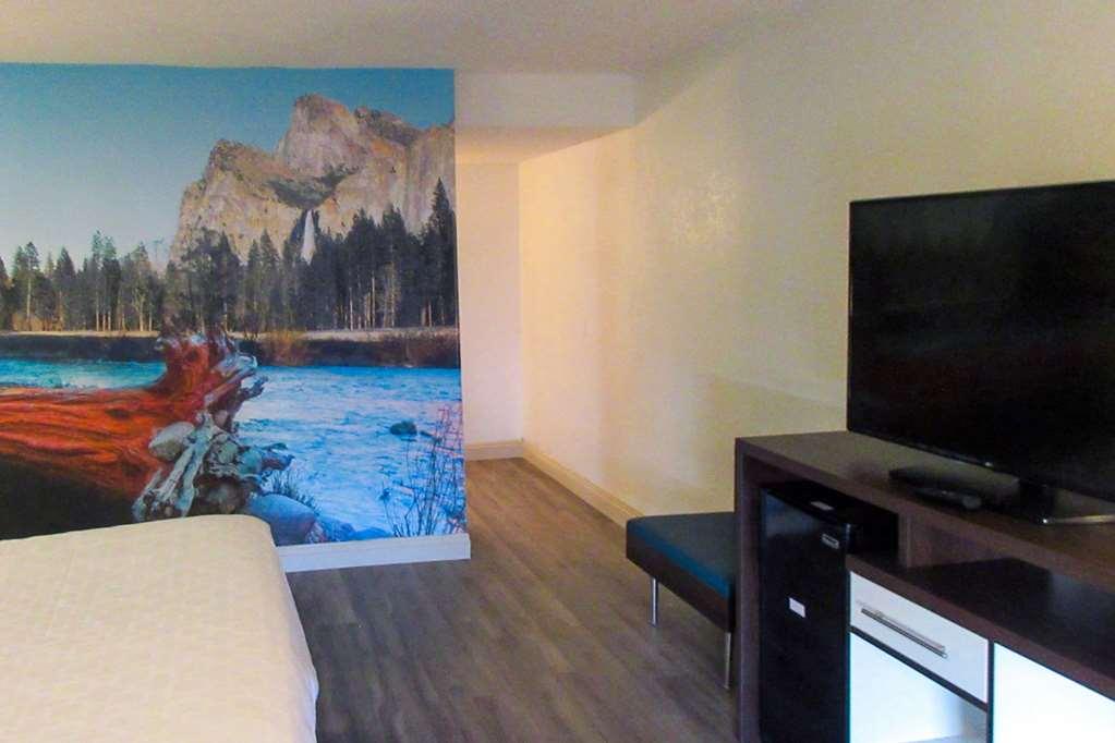 Clarion Pointe Fresno Near Yosemite Hotel Room photo